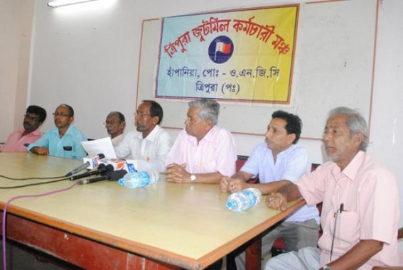 Government craving to put Jute Mill under lock: alleges Jute Mill Karmachari Mancha Government craving to put Jute Mill under lock: alleges Jute Mill Karmachari Mancha